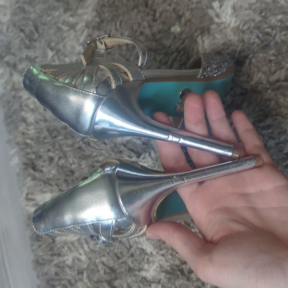 Betsey Johnson 7w wedding sparkle heel with strap silver blue bottom - Picture 6 of 11